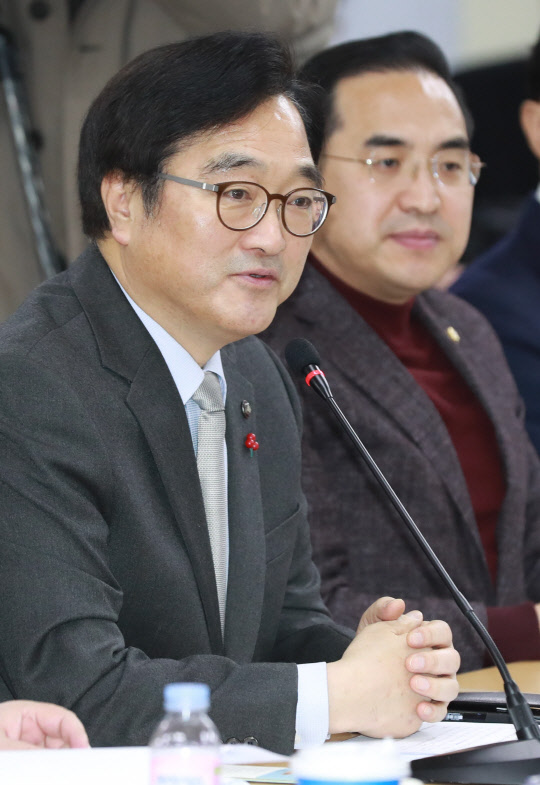 우원식 더불어민주당 원내대표가 16일 오전 서울 영등포구 여의도 한국노총에서 열린 더불어민주당-한국노총 사회적대타협을 위한 현안 경청간담회에서 발언하고 있다. 연합뉴스